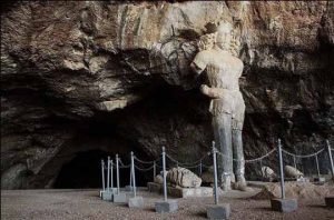 غار شاپور مجسمه شاه